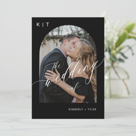 Zwart-wit modern monogram boog foto bruiloft kaart (Staand voorkant)