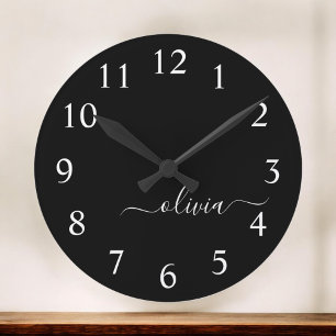 Zwart wit modern script meisjesmonogram naam ronde klok
