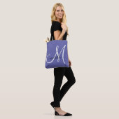 Zwart wit monogram Letter Script Name Periwinkle Draagtas (Op model)