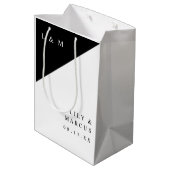 Zwart-wit monogram minimalistische bruiloft medium cadeauzakje (Achterkant Gekanteld)
