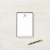 Zwart wit monogram script op bureau van post-it® notes (Op bureau)