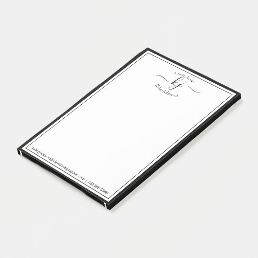 Zwart wit monogram script op bureau van post-it® notes (Schuin)