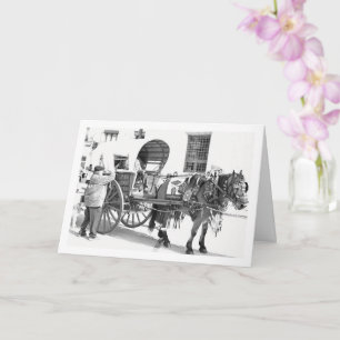 Zwart-wit paard en vintage wagen portret kaart