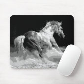 Zwart-wit paard in actie muismat (Met muis)