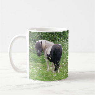Zwart-wit Paint Pony in Gras en Bloemen Koffiemok