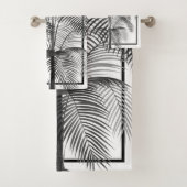 Zwart Wit Palmboom Monogram Tropisch Elegant Bad Handdoek (Insitu)