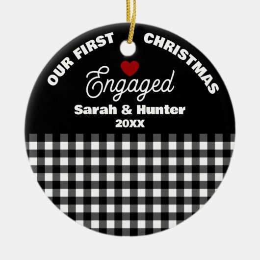 Zwart-wit Plaid Onze 1e Kerstmis verloofd Keramisch Ornament (Voorkant)