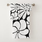 Zwart-wit Retro 70s Bloem Grafisch Ontwerp Bad Handdoek (Insitu)