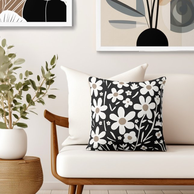 Zwart Wit Retro Floral Kussen (Style with the perfect blend of floral style & retro flair to your living space.)