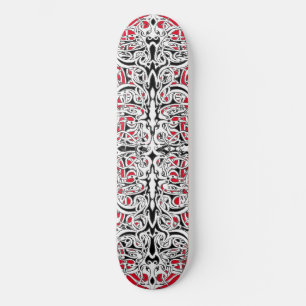 Zwart-wit Rijk Tribaal Ontwerp op rood Skateboard