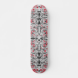 Zwart-wit Rijk Tribaal Ontwerp op rood Skateboard