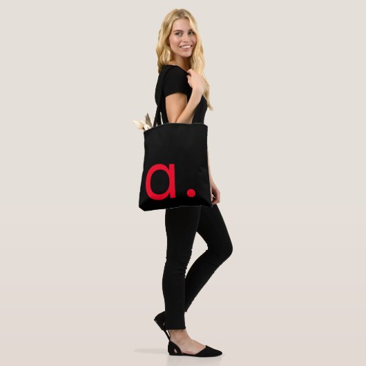 Zwart Wit Rood Monogram Initiaal Letter Modern Draagtas (Op model)