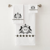 Zwart wit Royal Scrolls Crown Horses Monogram Bad Handdoek (Insitu)