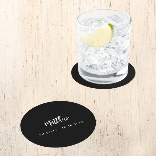 Zwart wit script minimalistisch verjaardags ontwer ronde kartonnen onderzetter