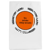 Zwart Wit Sinaasappel Typografie Happy Halloween Medium Cadeauzakje (Voorkant)