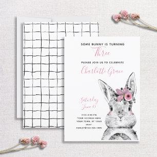 Zwart-wit Sommige Bunny draait om drie verjaardag Kaart