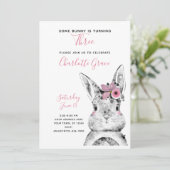 Zwart-wit Sommige Bunny draait om drie verjaardag Kaart (Staand voorkant)