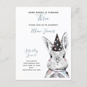 Zwart-wit Sommige Bunny draait om drie verjaardag Uitnodiging Briefkaart