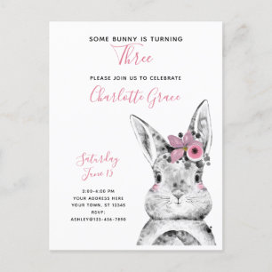 Zwart-wit Sommige Bunny draait om drie verjaardag Uitnodiging Briefkaart
