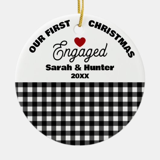 Zwart-wit speelde onze eerste kerst verloofd keramisch ornament (Voorkant)