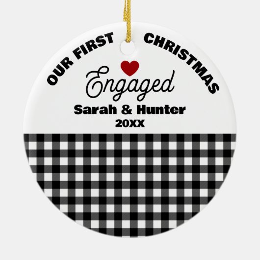 Zwart-wit speelde onze eerste kerst verloofd keramisch ornament (Achterkant)