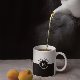 Zwart-wit split-screen monogram koffiemok