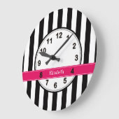 Zwart wit Stripe Raspberry Ribbon Naam Monogram Grote Klok (Hoek)
