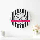 Zwart wit Stripe Raspberry Ribbon Naam Monogram Grote Klok (Huis)