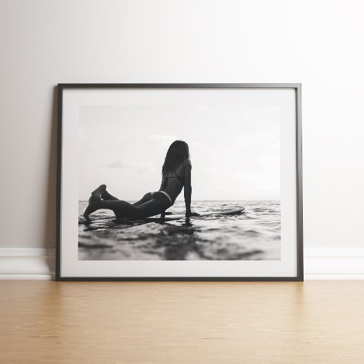 Zwart-wit Surfer Meisje in de Oceaan Poster