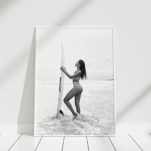 Zwart-wit surfermeisje op strand poster