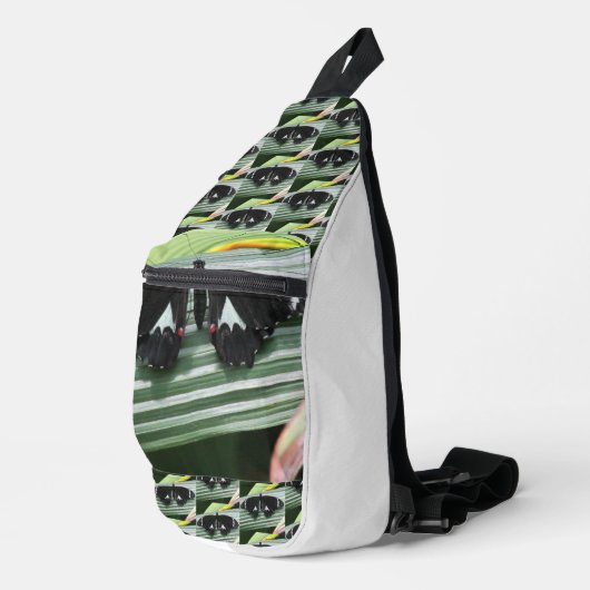Zwart-wit tropische vlinder sling bag (Rechterhoek)