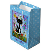 Zwart-wit Tuxedo Kat in een tuin personaliseren Medium Cadeauzakje (Achterkant Gekanteld)