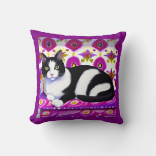 Zwart-wit Tuxedo Kat op een Kussen