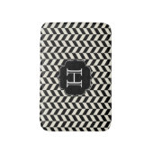 Zwart-wit visgraatpatroon met monogram badmat (Voorkant Verticaal)