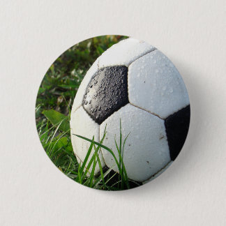 Zwart-wit Voetbal in groene gras Ronde Button 5,7 Cm