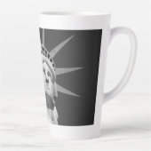 Zwart-wit Vrijheidsbeeld Latte Mok (Rechts)