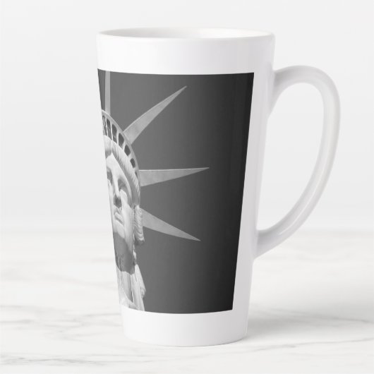 Zwart-wit Vrijheidsbeeld Latte Mok (Rechts)