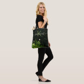 Zwart wit wildflower monogram naam script draagtas (Op model)
