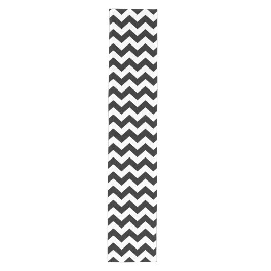 Zwart-wit Zigzag Chevron Patroon Medium Tafelloper (Voorkant)
