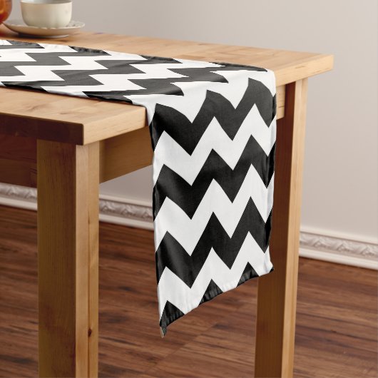 Zwart-wit Zigzag Chevron Patroon Medium Tafelloper (Voorbeeld)