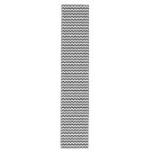 Zwart-wit zigzag patroon, Chevron Pattern Medium Tafelloper (Voorkant)