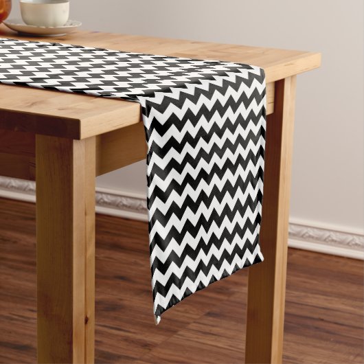 Zwart-wit zigzag patroon, Chevron Pattern Medium Tafelloper (Voorbeeld)