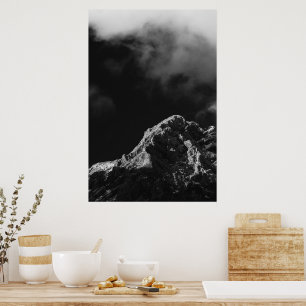 Zwart-wit zon verlichte berg poster