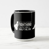 Zwart-witboekhouder vecht tegen de dames mok (Voorkant links)