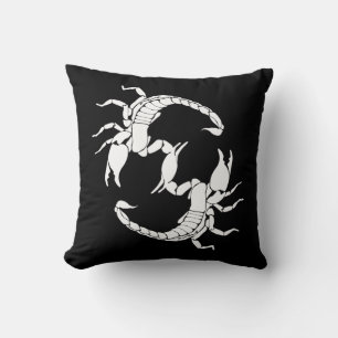 Zwart-witletters S - twee Scorpions Kussen