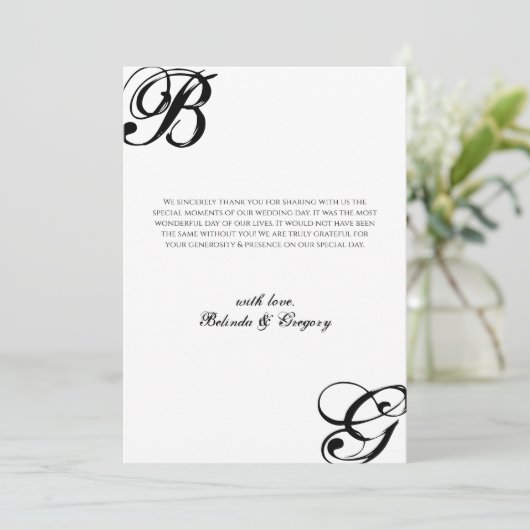 Zwart-witscript monogram bruiloft bedankkaart (Staand voorkant)