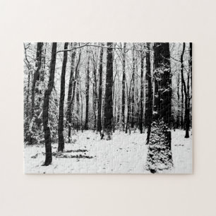 Zwart-witte bomen in de sneeuwpuzzel legpuzzel