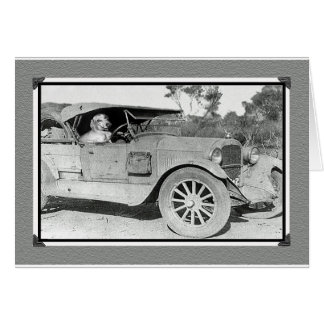 Zwart-witte foto van oude auto.Dachshund rijden