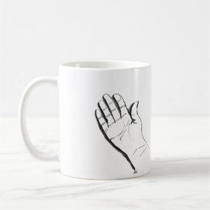 zwart-witte hand op koffiemok
