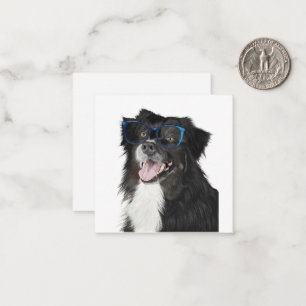 Zwart-witte hond met glazen blanco binnen notitiekaartje